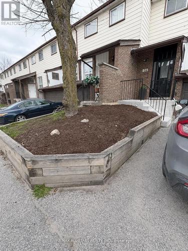 B11 - 63 FERRIS LANE  Barrie, ON L4M 5C4