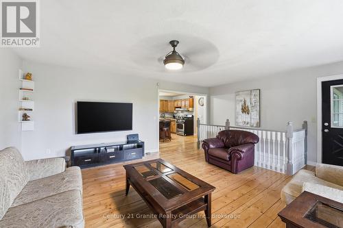 1937 Mumford Road, Highlands East (Cardiff Ward), ON - Indoor Photo Showing Living Room