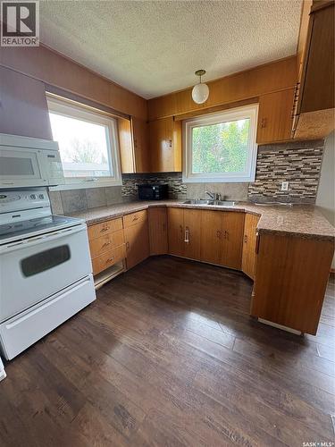 660 Alberta Avenue, Foam Lake, SK - Indoor Photo Showing Kitchen With Double Sink