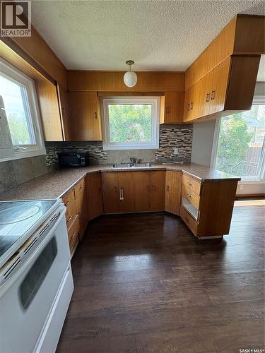 660 Alberta Avenue, Foam Lake, SK - Indoor Photo Showing Kitchen With Double Sink