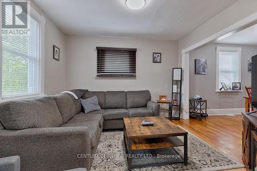391 Third Avenue, Pembroke, ON - Indoor Photo Showing Living Room