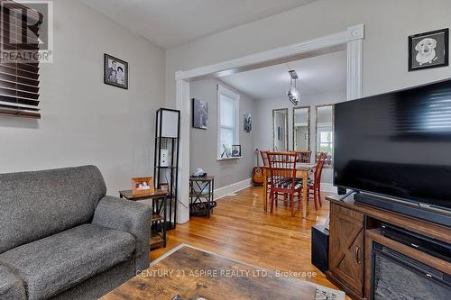 391 Third Avenue, Pembroke, ON - Indoor Photo Showing Living Room