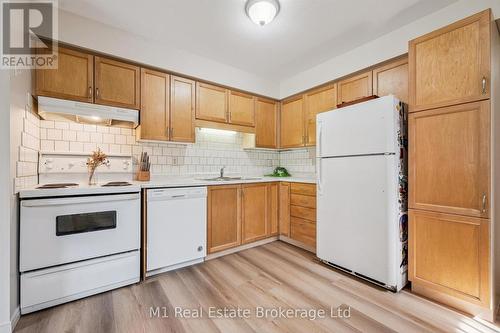 27 - 124 Gosling Gardens, Guelph (Clairfields/Hanlon Business Park), ON - Indoor Photo Showing Kitchen