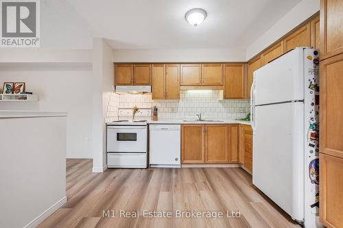 27 - 124 Gosling Gardens, Guelph (Clairfields/Hanlon Business Park), ON - Indoor Photo Showing Kitchen