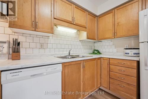 27 - 124 Gosling Gardens, Guelph (Clairfields/Hanlon Business Park), ON - Indoor Photo Showing Kitchen With Double Sink
