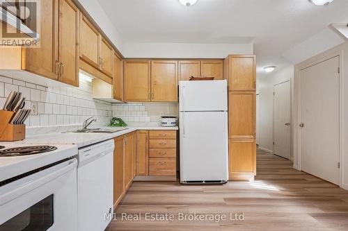 27 - 124 Gosling Gardens, Guelph (Clairfields/Hanlon Business Park), ON - Indoor Photo Showing Kitchen