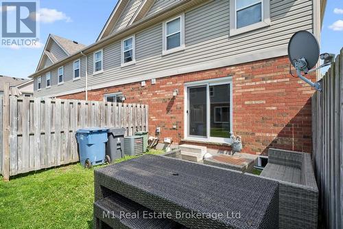 27 - 124 Gosling Gardens, Guelph (Clairfields/Hanlon Business Park), ON - Outdoor With Exterior