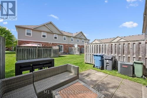27 - 124 Gosling Gardens, Guelph (Clairfields/Hanlon Business Park), ON - Outdoor With Exterior