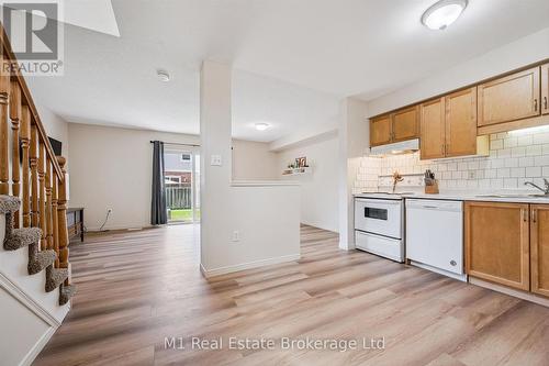 27 - 124 Gosling Gardens, Guelph (Clairfields/Hanlon Business Park), ON - Indoor Photo Showing Kitchen