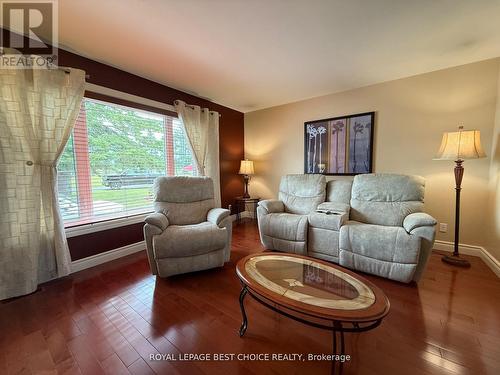 804164 Golf Course Road, Temiskaming Shores (New Liskeard), ON - Indoor Photo Showing Living Room