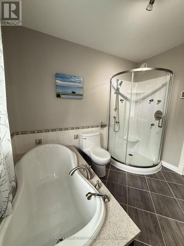 804164 Golf Course Road, Temiskaming Shores (New Liskeard), ON - Indoor Photo Showing Bathroom