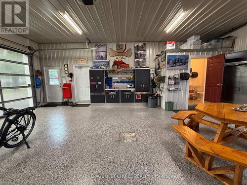 804164 Golf Course Road, Temiskaming Shores (New Liskeard), ON - Indoor Photo Showing Garage