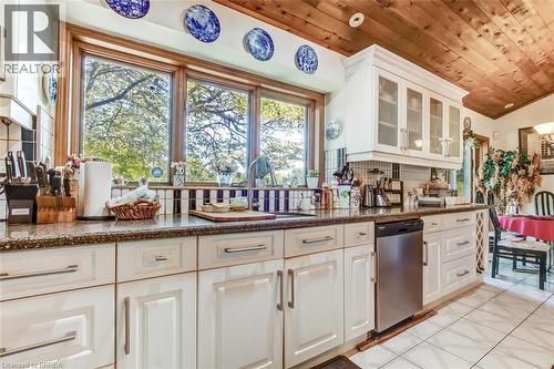 999 5 Concession W, Flamborough, ON - Indoor Photo Showing Kitchen