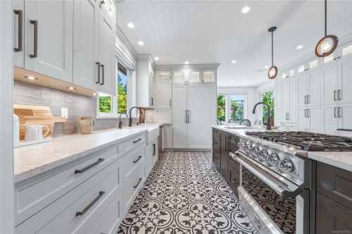 6429 Bryn Rd, Central Saanich, BC 