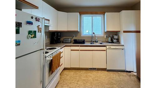 323 Green Street, Kimberley, BC - Indoor Photo Showing Kitchen With Double Sink