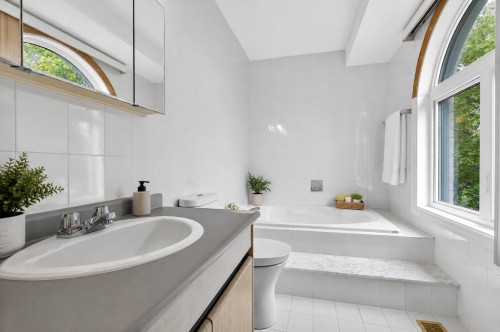 Master Bathroom - 204 Rue Maupassant, Dollard-Des-Ormeaux, QC - Indoor Photo Showing Bathroom