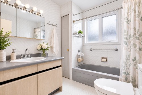 Bathroom - 204 Rue Maupassant, Dollard-Des-Ormeaux, QC - Indoor Photo Showing Bathroom