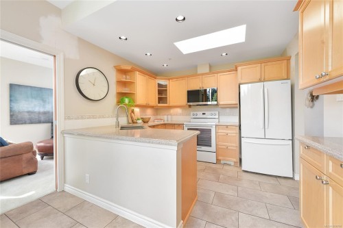 #403-5327 Cordova Bay Rd, Saanich, BC - Indoor Photo Showing Kitchen