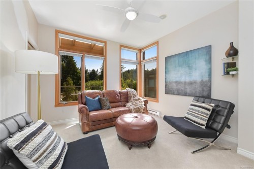 #403-5327 Cordova Bay Rd, Saanich, BC - Indoor Photo Showing Living Room
