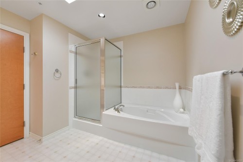 #403-5327 Cordova Bay Rd, Saanich, BC - Indoor Photo Showing Bathroom