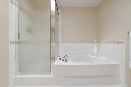 #403-5327 Cordova Bay Rd, Saanich, BC - Indoor Photo Showing Bathroom