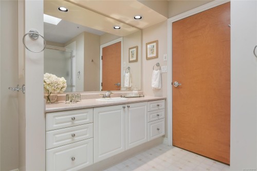 #403-5327 Cordova Bay Rd, Saanich, BC - Indoor Photo Showing Bathroom