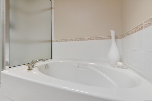 #403-5327 Cordova Bay Rd, Saanich, BC - Indoor Photo Showing Bathroom