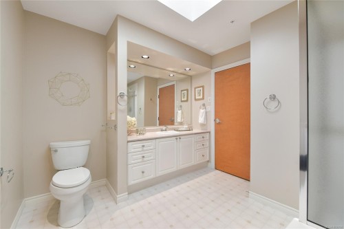 #403-5327 Cordova Bay Rd, Saanich, BC - Indoor Photo Showing Bathroom
