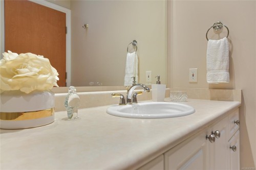 #403-5327 Cordova Bay Rd, Saanich, BC - Indoor Photo Showing Bathroom