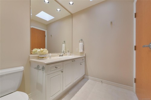 #403-5327 Cordova Bay Rd, Saanich, BC - Indoor Photo Showing Bathroom