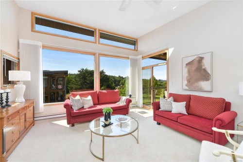 #403-5327 Cordova Bay Rd, Saanich, BC - Indoor Photo Showing Living Room
