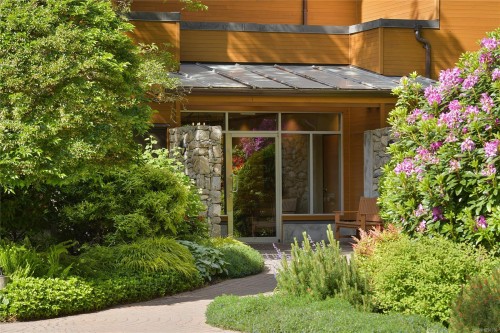#403-5327 Cordova Bay Rd, Saanich, BC - Outdoor