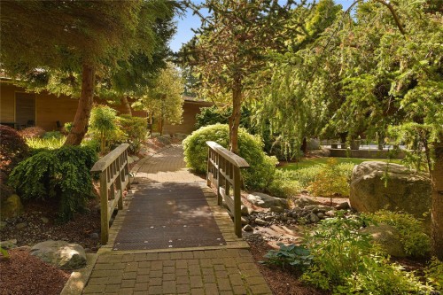 #403-5327 Cordova Bay Rd, Saanich, BC - Outdoor
