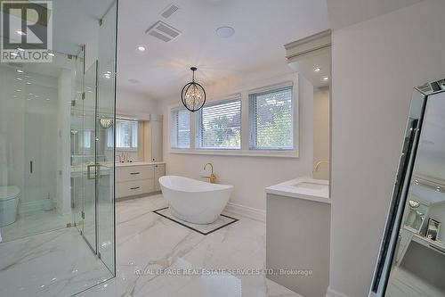 1301 Twin Oaks Dell, Mississauga, ON - Indoor Photo Showing Bathroom