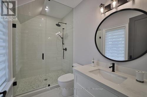 1301 Twin Oaks Dell, Mississauga, ON - Indoor Photo Showing Bathroom