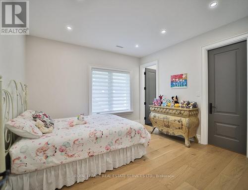 1301 Twin Oaks Dell, Mississauga, ON - Indoor Photo Showing Bedroom