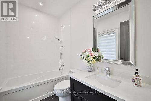 1301 Twin Oaks Dell, Mississauga, ON - Indoor Photo Showing Bathroom