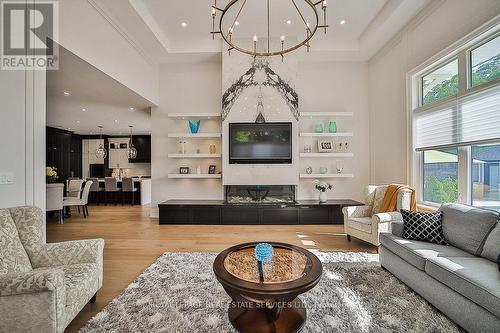 1301 Twin Oaks Dell, Mississauga, ON - Indoor Photo Showing Living Room