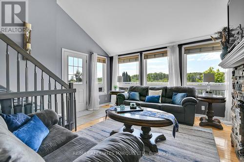 19414 Malibu Lane, South Glengarry, ON - Indoor Photo Showing Living Room