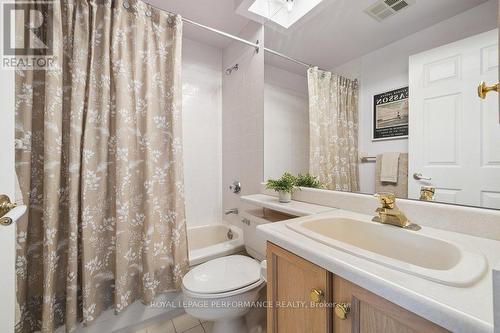 Main 4 Piece Bathroom - 905 - 1480 Riverside Drive, Ottawa, ON - Indoor Photo Showing Bathroom