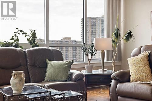 905 - 1480 Riverside Drive, Ottawa, ON - Indoor Photo Showing Living Room