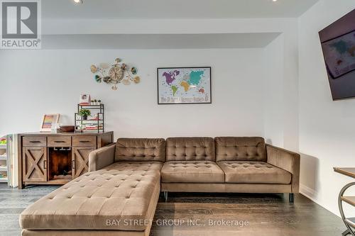 3049 Merrick Road, Oakville, ON - Indoor Photo Showing Living Room