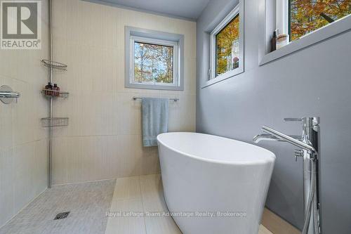Spa Ensuite with Soaker Tub - 34 Beechwood Lane, Seguin, ON - Indoor Photo Showing Bathroom