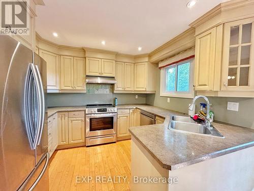 23 Haskell Crescent, Aurora, ON - Indoor Photo Showing Kitchen