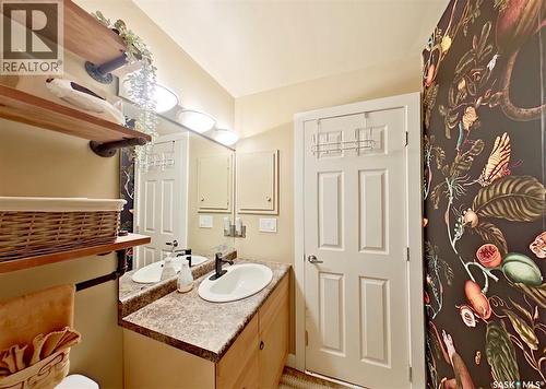 2 2358 Rae Street, Regina, SK - Indoor Photo Showing Bathroom