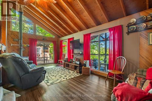 7040 Lower Beverley Road, Rideau Lakes, ON - Indoor Photo Showing Living Room