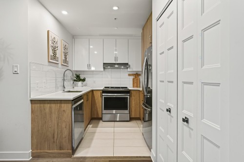 Cuisine - 109-5400 Av. Henri-Julien, Montréal (Le Plateau-Mont-Royal), QC - Indoor Photo Showing Kitchen With Upgraded Kitchen