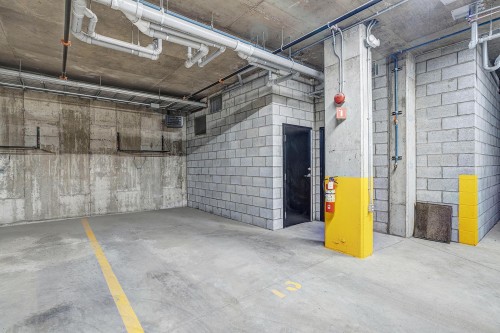 Garage - 406-50 Rue Toe-Blake, Vaudreuil-Dorion, QC - Indoor Photo Showing Garage