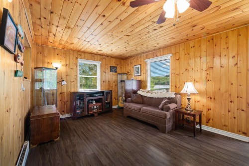 Salon - 384 Ch. Du Lac-De-La-Truite, Mansfield-Et-Pontefract, QC - Indoor