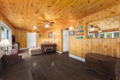 Salon - 384 Ch. Du Lac-De-La-Truite, Mansfield-Et-Pontefract, QC - Indoor Photo Showing Other Room